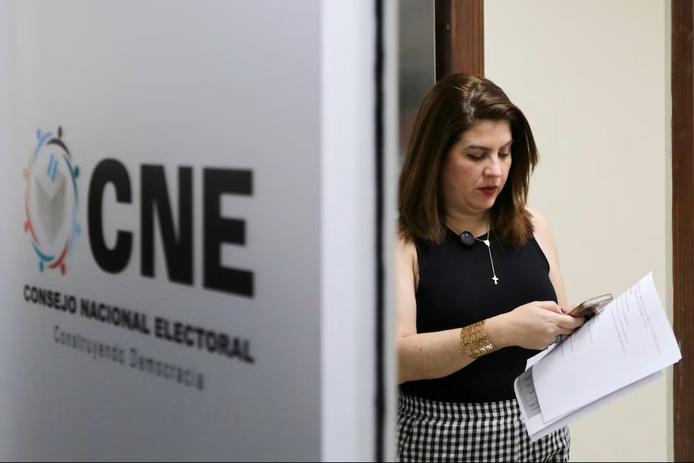 Diario Frontera, Frontera Digital,  Internacionales, ,Imagen de archivo: Cossette López-Osorio, consejera del Consejo Nacional Electoral de Honduras (CNE), llega a una rueda de prensa en Tegucigalpa el 21 de noviembre de 2025 (REUTERS/Leonel Estrada),El CNE de Honduras denunció presiones y boicot de colectivos oficialistas 
en el reinicio de la divulgación de resultados