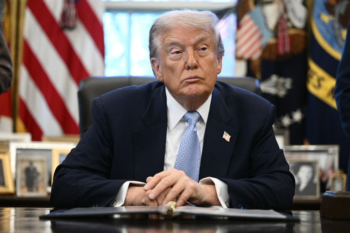 Diario Frontera, Frontera Digital,  Internacionales, ,El presidente estadounidense Donald Trump observa durante una reunión con el Grupo de Trabajo de la Casa Blanca sobre la Copa Mundial de la FIFA 2026 en el Despacho Oval de la Casa Blanca en Washington, D.C., el 17 de noviembre de 2025. Foto: Brendan Smialowski / AFP,"En tierra es mucho más fácil": Trump insiste en que ataques 
contra carteles del narcotráfico en Venezuela comenzarán "muy pronto"