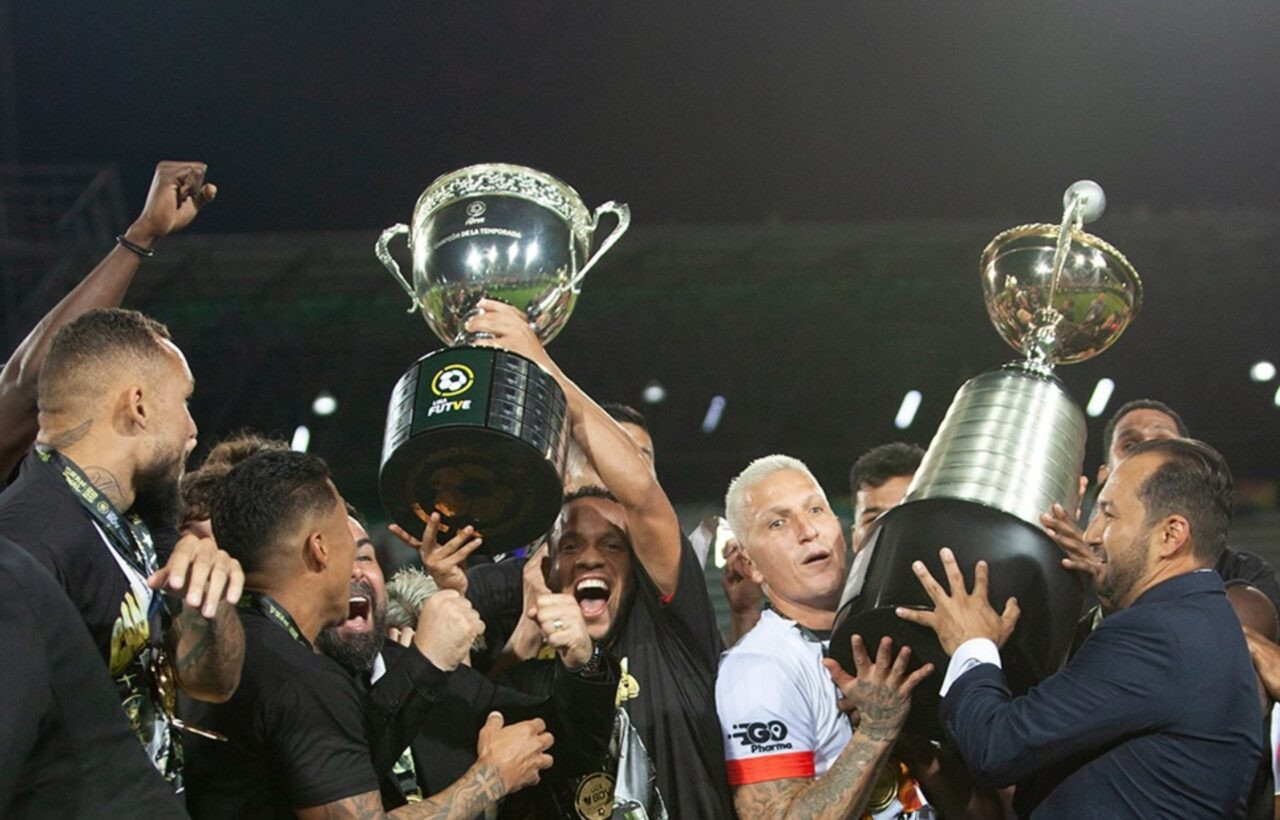 Diario Frontera, Frontera Digital,  Deportes, ,La UCV logró tres trofeos este año. Foto: Instagram @ucvfcoficial,La UCV logra el campeonato en la Liga FutVe luego de 68 años