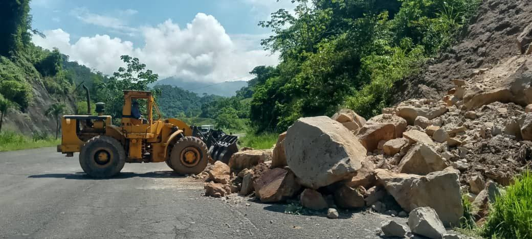 Diario Frontera, Frontera Digital,  Regionales, ,Desde tempranas horas de la mañana, el secretario de Infraestructura y Transporte, Yitson Hernández, se encuentra en la zona evaluando la situación y coordinando el implemento de maquinaria en las áreas de deslizamiento,Gobernación de Mérida activa operativos de protección y seguridad ante lluvias