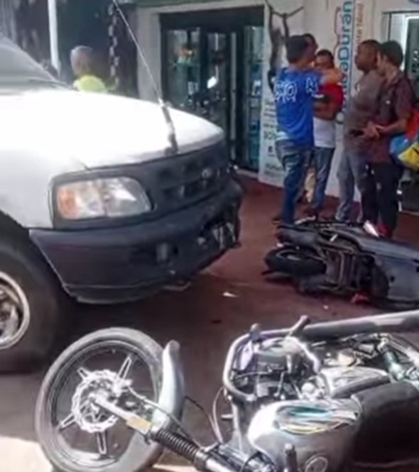 Diario Frontera, Frontera Digital,  Sucesos, ,El hecho ocurrió justo al frente del Centro Comercial Los Aissami,Colisión entre una camioneta y varias motos dejó desastre vial en calle 3 de El Vigía