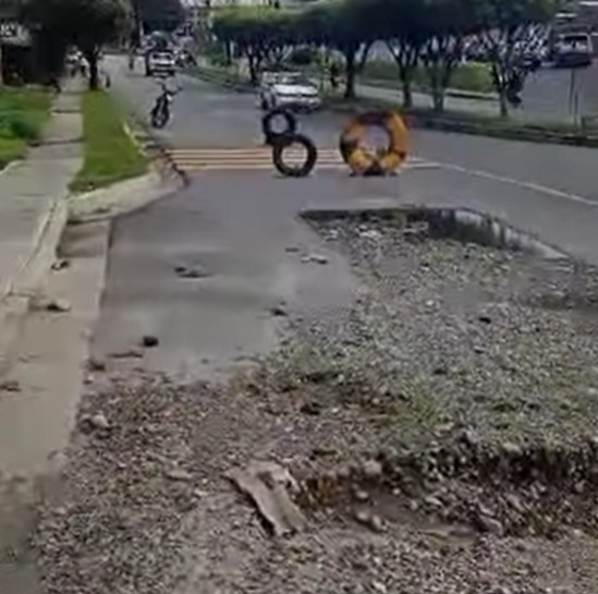Diario Frontera, Frontera Digital,  El Vigía Panamericana, ,Terrible el hueco dejado por Aguas de Mérioda en la Pepe Rojas de El Vigía,Enorme cráter en av. Don Pepe Rojas de El Vigía está sin solución