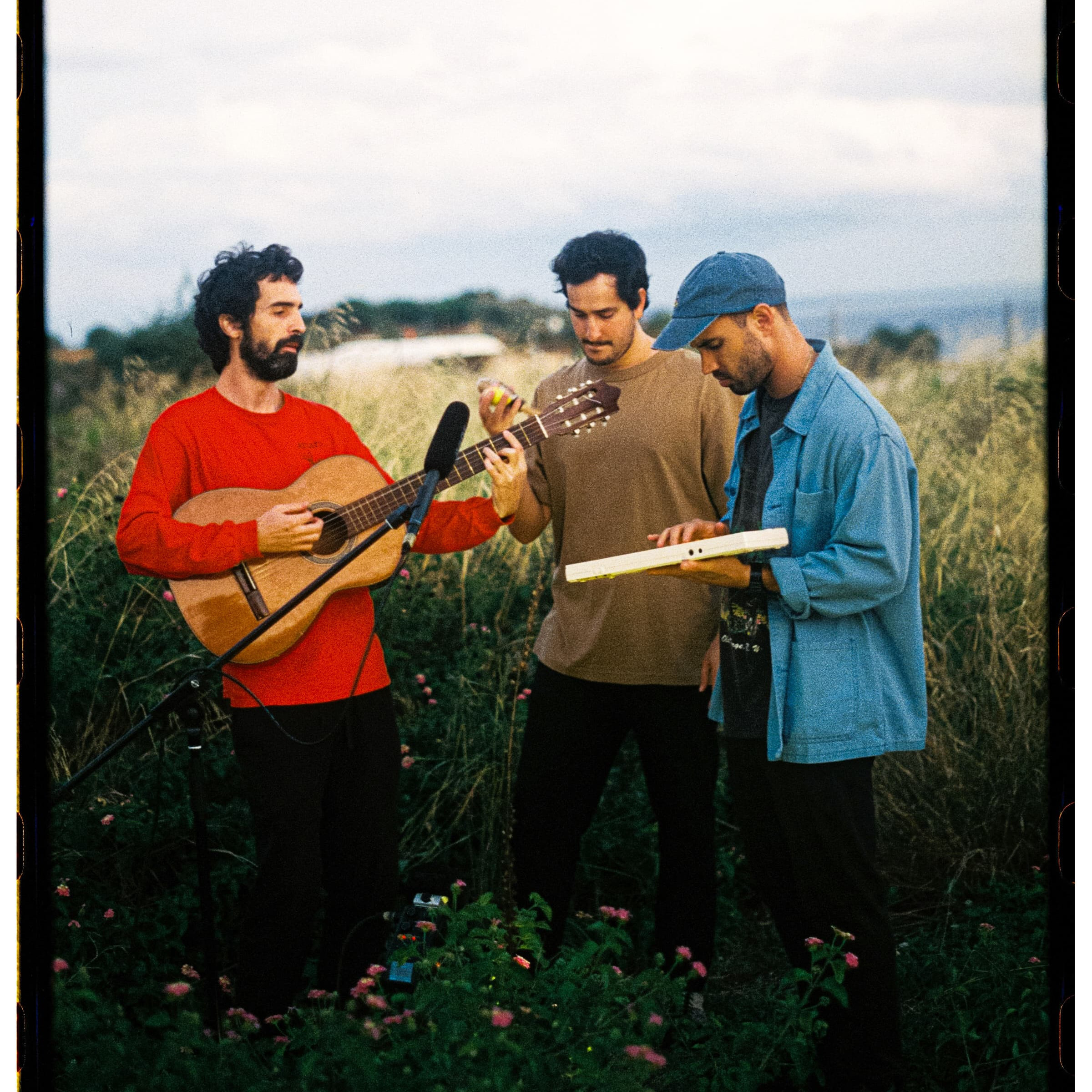 Diario Frontera, Frontera Digital,  Farándula, ,Americania anuncia oficialmente su regreso y presenta “Ojos Nuevos”, primer sencillo de su próximo álbum Saludos de Americania