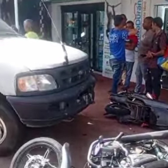 Diario Frontera, Frontera Digital,  Sucesos, ,Colisión entre una camioneta y varias motos dejó desastre vial en calle 3 de El Vigía