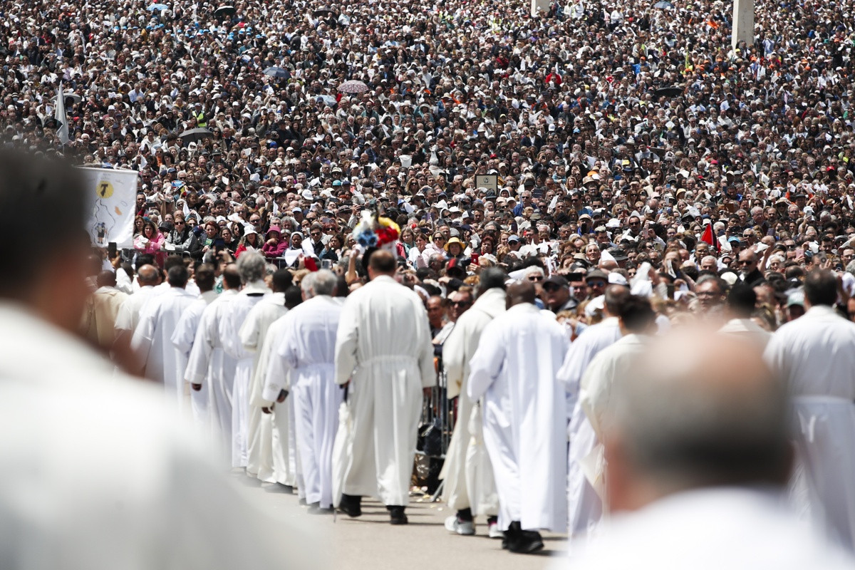 Diario Frontera, Frontera Digital,  Internacionales, ,270.000 devotos se congregan en Fátima para el tradicional Rosario y la Procesión de las Velas en honor a la Virgen