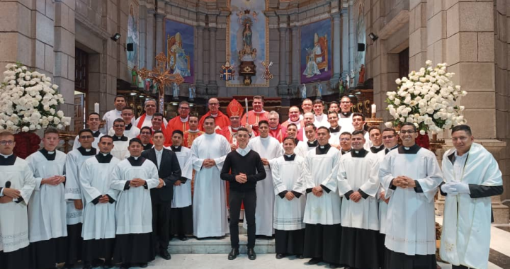 Diario Frontera, Frontera Digital,  Regionales, ,Pentecostés y Día del Seminario en Mérida: Institución de tres seminaristas en los ministerios del lectorado y acolitado