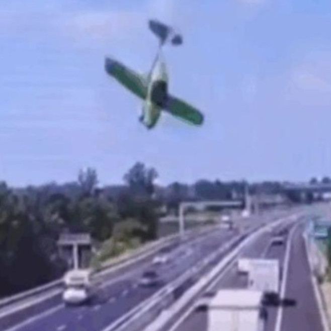 Diario Frontera, Frontera Digital,  Internacionales, ,Dos fallecidos dejó una avioneta que se precipitó 
sobre una autopista al norte de Italia