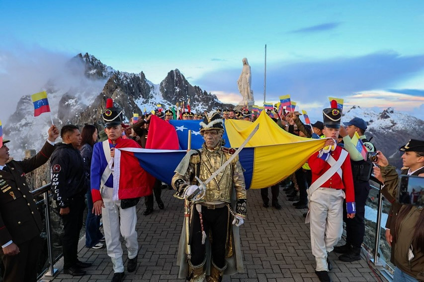 Diario Frontera, Frontera Digital,  Regionales, ,Gobernador Arnaldo Sánchez iza bandera nacional desde la estación Pico Espejo