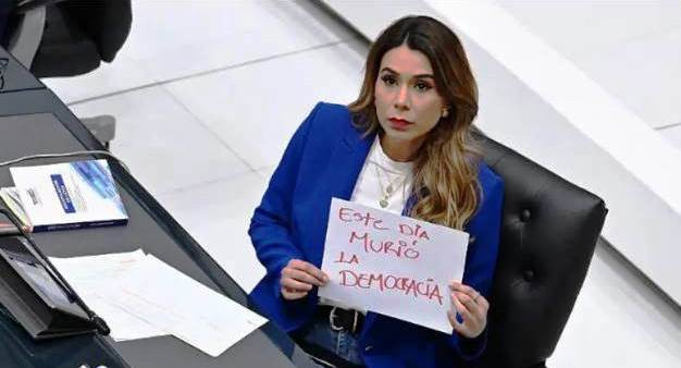 Diario Frontera, Frontera Digital,  Internacionales, ,"Ha muerto la democracia": las reacciones a la polémica reforma 
en El Salvador que permitirá la reelección presidencial indefinida
