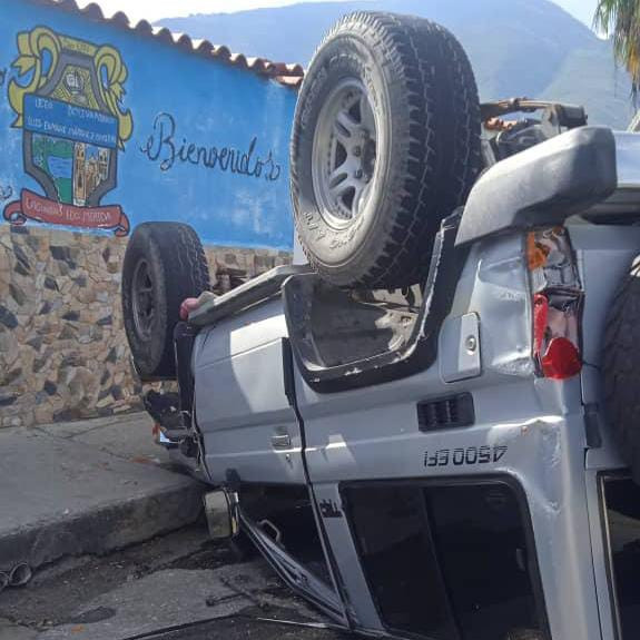 Diario Frontera, Frontera Digital,  Sucesos, ,Al intentar esquivar un hueco volcó machito frente al Liceo Luis Enrique Márquez