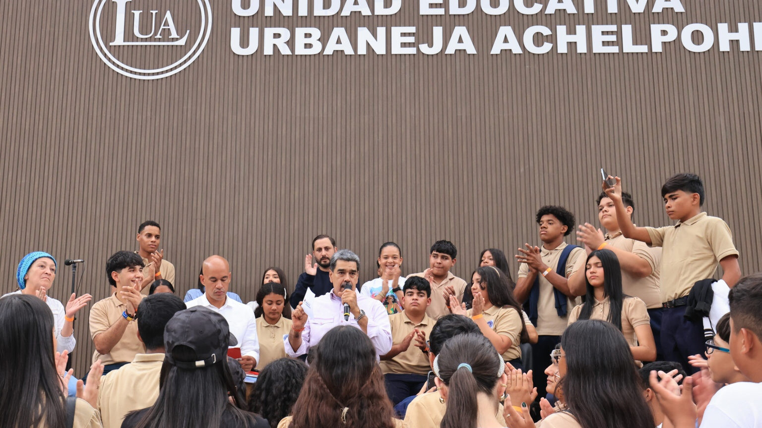 Diario Frontera, Frontera Digital,  Nacionales, ,Presidente Maduro da por inaugurado al año escolar 2025-2026 
en la Unidad Educativa "Urbaneja Achelpohl" en Caracas