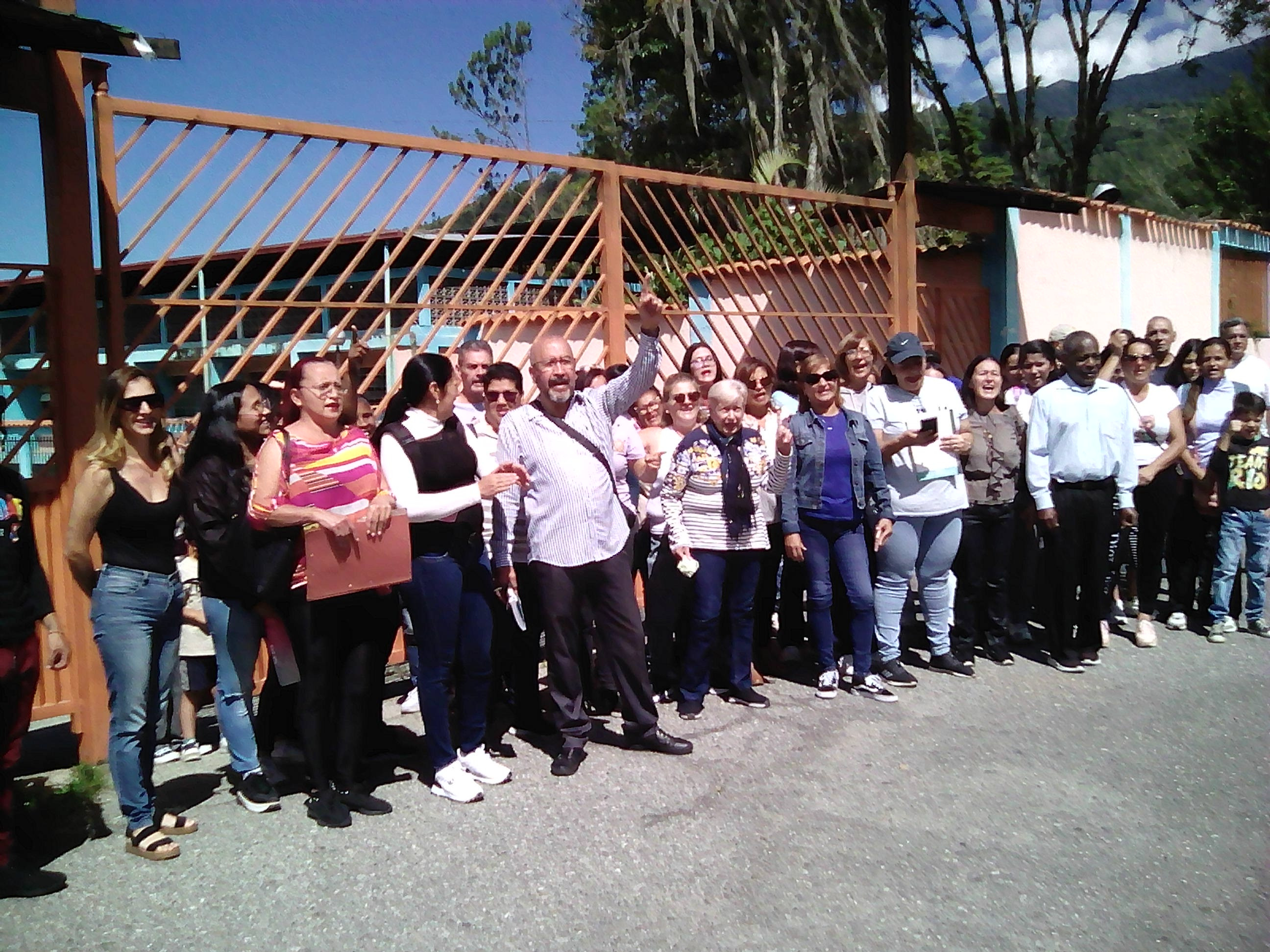 Diario Frontera, Frontera Digital,  Regionales, ,Habitantes de Los Sauzales y docentes rechazan 
“cierre técnico” del liceo Fray Juan Ramos de Lora
