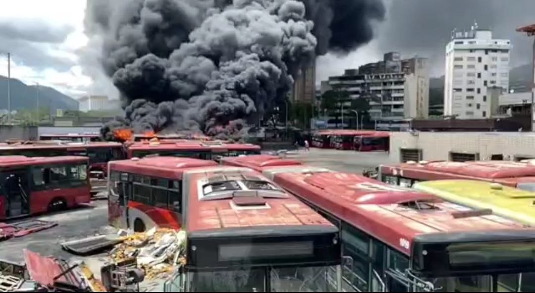Diario Frontera, Frontera Digital,  Nacionales, ,Se quemaron dos metrobuses en incendio en los patios y talleres del Metro de Caracas