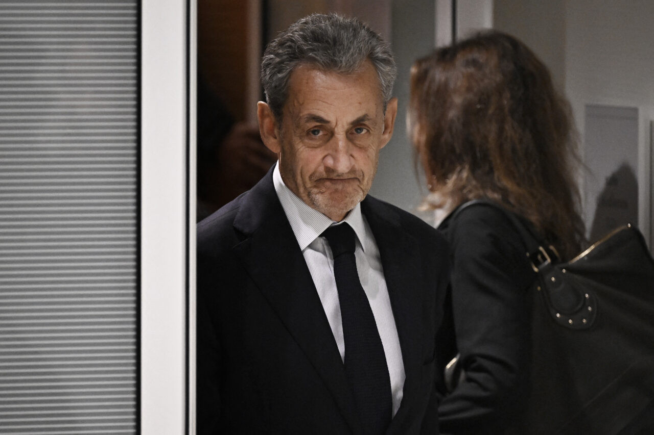 Diario Frontera, Frontera Digital,  Internacionales, ,Sarkozy, que reclama su inocencia, asistió a la lectura de la sentencia en el tribunal de París acompañado de su esposa | Foto: JULIEN DE ROSA / AFP,La justicia francesa condena al expresidente Sarkozy 
en caso de financiación ilegal libia