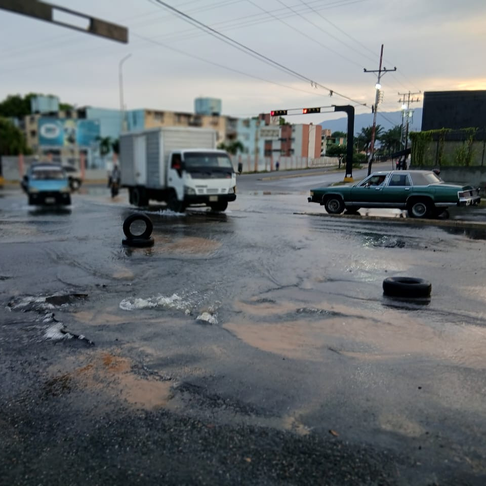Diario Frontera, Frontera Digital,  El Vigía Panamericana, ,Tubería de aguas blancas se rompió y se convirtió en un río la Avenida Páez de El Vigía