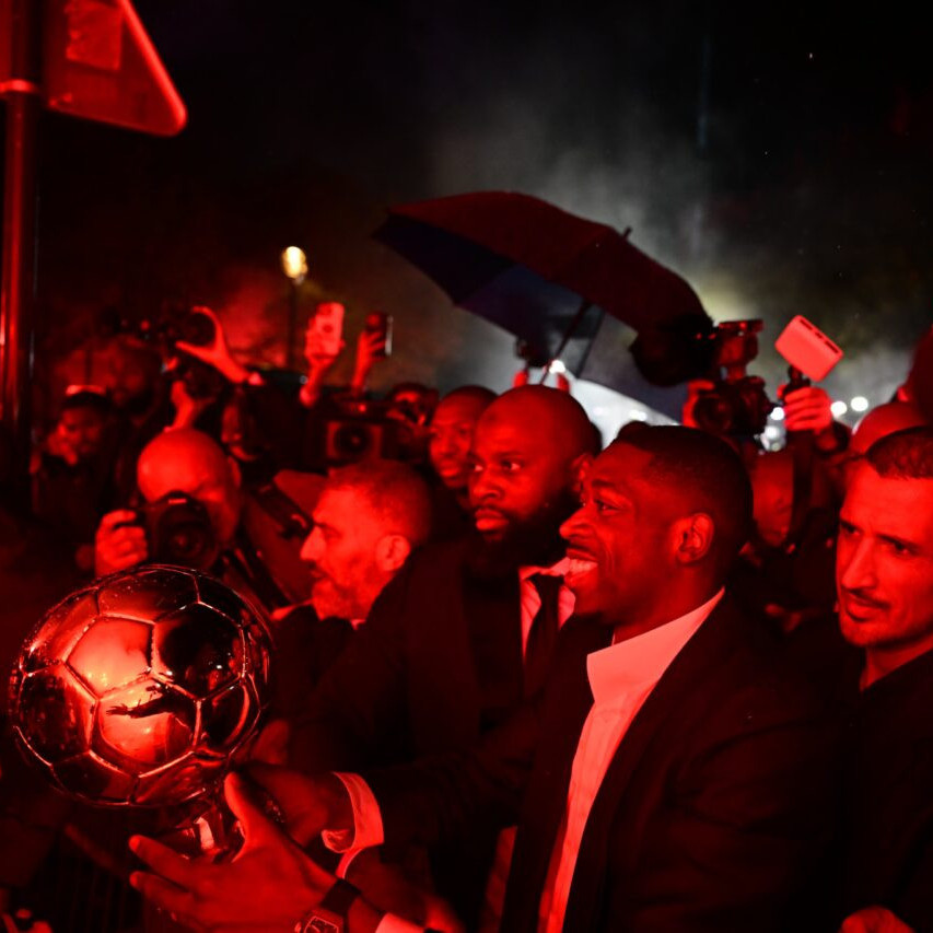Diario Frontera, Frontera Digital,  Deportes, ,Fuegos artificiales y cánticos: aficionados del PSG celebran el Balón de Oro de Dembélé
