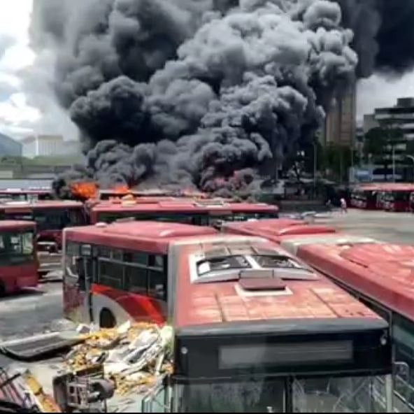 Diario Frontera, Frontera Digital,  Nacionales, ,Se quemaron dos metrobuses en incendio en los patios y talleres del Metro de Caracas