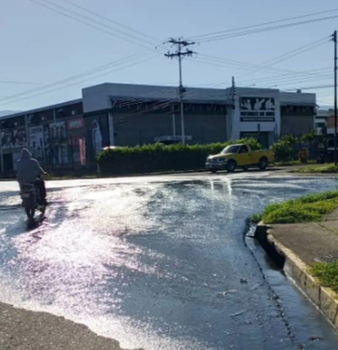 Diario Frontera, Frontera Digital,  El Vigía Panamericana, ,Aseguran que no hay solución de la empresa Hidroven o Aguas de Mérida, temen por la contaminación ambiental y el deterioro del asfaltado.,Denuncian desbordamiento de cloacas en El Vigía