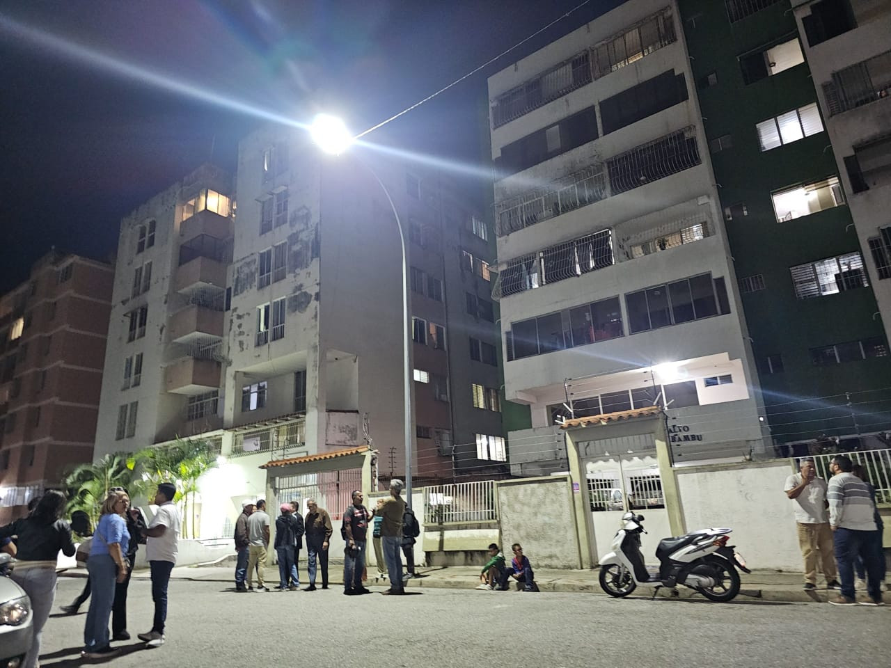 Diario Frontera, Frontera Digital,  Regionales, ,Ricardo Rojas, director de Servicios Públicos, explicó que los trabajos permitieron la recuperación integral del sistema que había sido objeto de vandalismo, logrando la instalación de 15 luminarias de alta eficiencia y el tendido de 200 metros de cableado eléctrico,Alcaldía de Mérida rehabilitó alumbrado en Residencias Paseo La Feria
