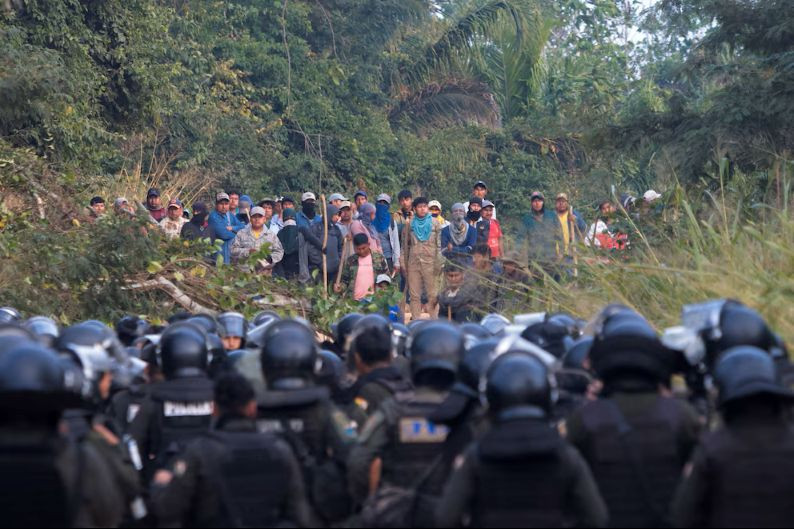 Diario Frontera, Frontera Digital,  Internacionales, ,Agentes de policía se enfrentan a miembros de la comunidad que tomaron la instalación petrolera Humberto Suárez para exigir la renuncia del presidente Rodrigo Paz, mientras las continuas protestas han provocado escasez de combustible y alimentos, en Santa Rosa del Sara, Bolivia, 3 de junio de 2026. REUTERS/Ipa Ibáñez,Crisis en Bolivia: las fuerzas de seguridad desbloquearon 
sin incidentes una ruta clave hacia La Paz