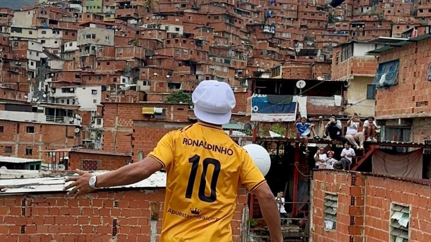Diario Frontera, Frontera Digital,  Deportes, ,El ganador del Balón de Oro se dirigió a Petare para hacer un breve recorrido,Ronaldinho recorrió Petare y desató furor entre sus fanáticos, jugará un partido de exhibición