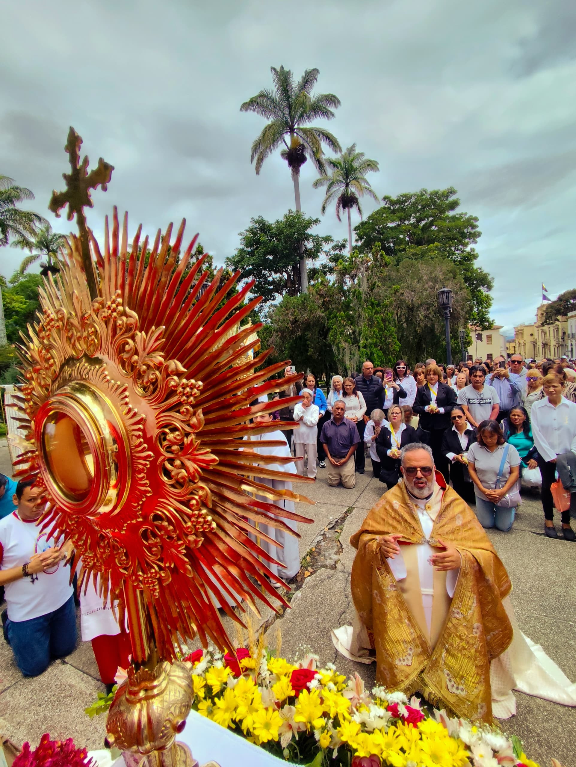 Diario Frontera, Frontera Digital,  Regionales, ,Al concluir el acto litúrgico, los fieles acompañaron una procesión alrededor de la plaza Bolívar, expresando con fe y devoción su apego a esta festividad, recordando que Venezuela es un país consagrado al Santísimo Sacramento,Mérida manifestó su Amor al Santísimo Sacramento