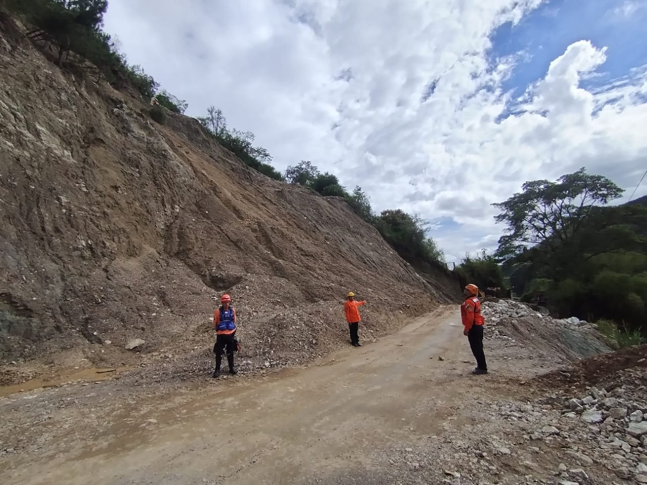 Diario Frontera, Frontera Digital,  Regionales, ,Manuel Morantes, director de Vialidad y Transporte del ayuntamiento, explicó que este tipo de desprendimientos son normales en la actual fase del proyecto, debido a que se realizan trabajos con maquinaria tipo Jumbo y retroexcavadoras para la construcción de terrazas de estabilización en la corona del talud,Alcaldía de Mérida despliega equipos multidisciplinarios 
para despejar deslizamientos en el sector El Cafetal