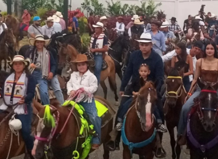 Diario Frontera, Frontera Digital,  El Vigía Panamericana, ,"Caballistas provenientes de los estados Táchira, Trujillo, Zulia, Barinas y Mérida, engalanaron esta actividad que está dentro del marco aniversario de Asodegaa y la Ferias de El Vigía 2026", dijo Grisolía,Más de 700 caballistas participaron en la cabalgata de Asodegaa en El Vigía