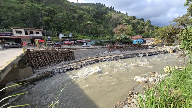 Diario Frontera, Frontera Digital,  Regionales, ,Sánchez informó sobre el notable progreso en el sector El Paso de El Arenal, donde se construye un imponente muro de contención de más de 50 m de longitud,Avances significativos en la rehabilitación vial del estado Mérida