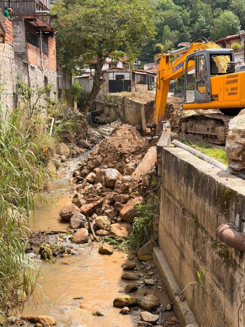 Diario Frontera, Frontera Digital,  Regionales, ,Además de la construcción principal, las cuadrillas realizan un enrocado estratégico en el margen izquierdo para frenar la percolación de agua y ejecutan el recalce de otros 27 metros de muro que presentaban riesgos estructurales,Alcaldía de Libertador reconstruye muro de contención para proteger a 180 familias