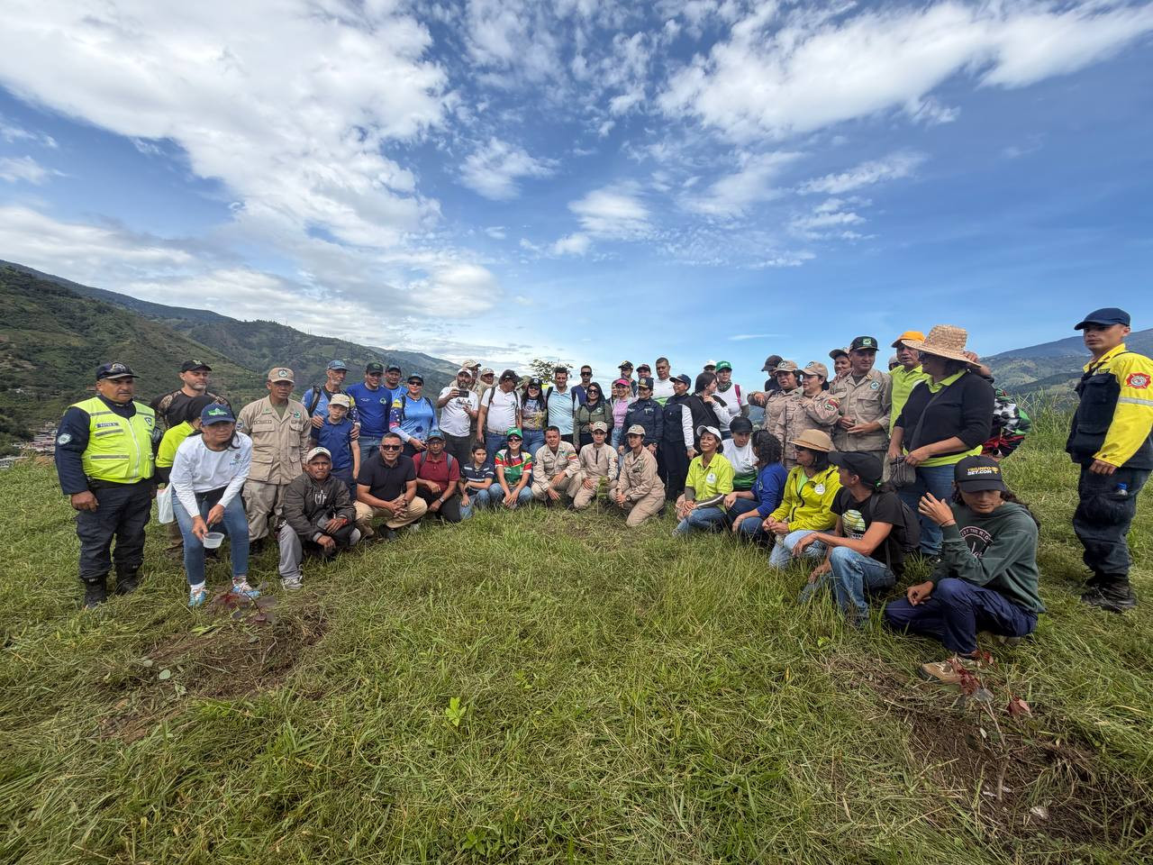 Diario Frontera, Frontera Digital,  Regionales, ,La jornada demuestra la conciencia ecológica del pueblo merideño para devolverle la vida a las cuencas hidrográficas y así recuperar la cobertura vegetal,MinEcosocialismo efectuó jornada de reforestación en la Cuesta del Chama