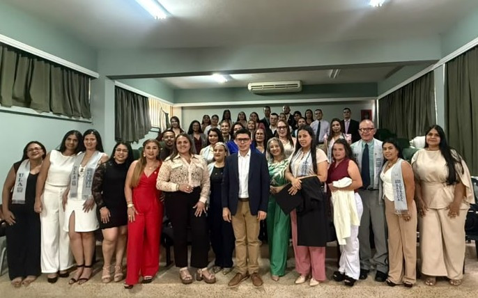 Diario Frontera, Frontera Digital,  Regionales, ,Graduandos del NURR – ULA con el padrino de la promoción “ULA 241 años” Dr. Virgilio Castillo Blanco. Foto: Prensa TU,El NURR-ULA gradúa a 88 nuevos profesionales 
apadrinados por el Dr. Virgilio Castillo