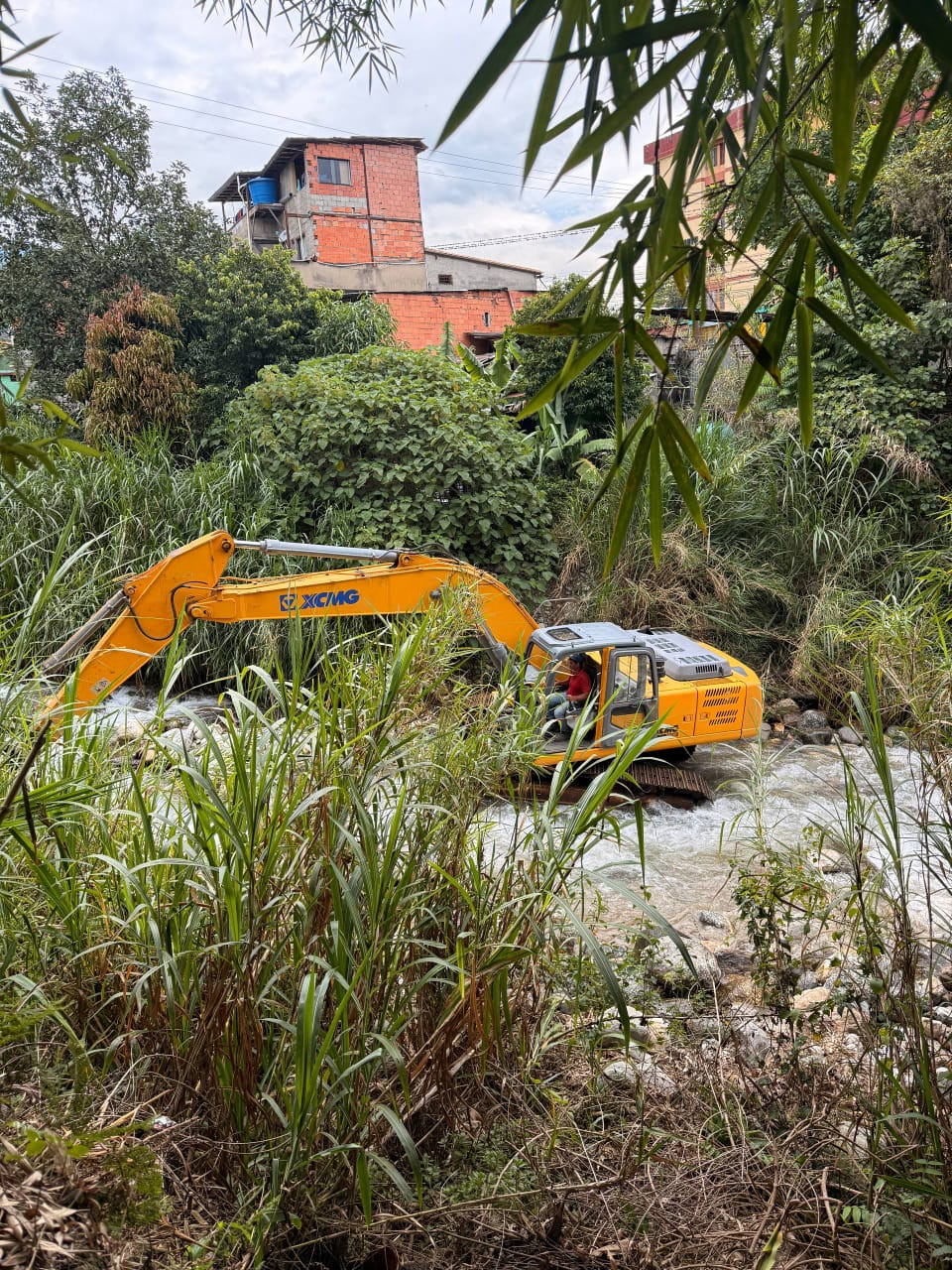 Diario Frontera, Frontera Digital,  Regionales, ,El despliegue de la maquinaria pesada en el cauce del río tiene como objetivo principal abrir el espacio necesario para que el agua circule con fluidez y evitar futuros desbordamiento,Alcaldía de Mérida y Poder Popular intensifican trabajos de canalización en el río La Pedregosa