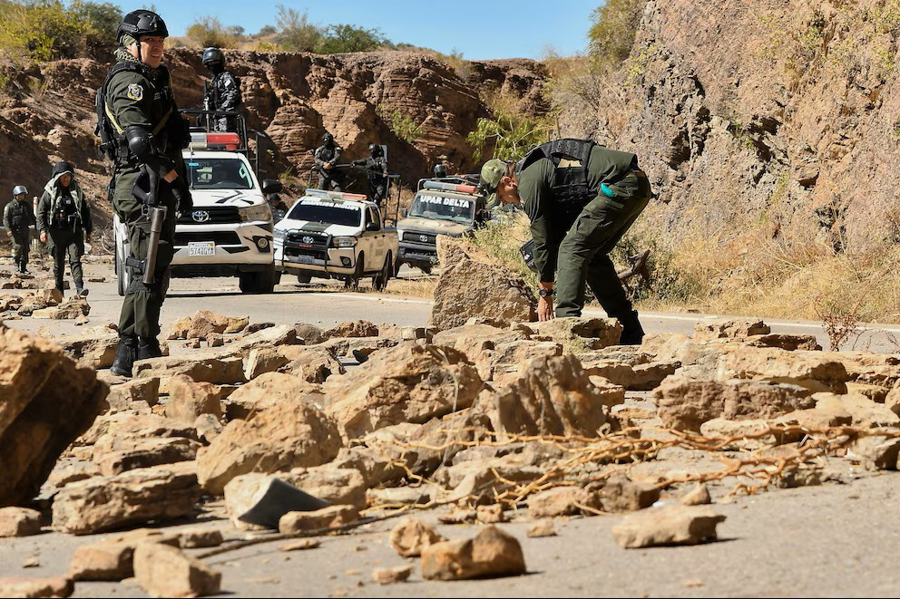 Diario Frontera, Frontera Digital,  Internacionales, ,La policía inició el retiro de escombros y barricadas en las rutas bloqueadas para restablecer la circulación (Reuters),Las fuerzas de seguridad de Bolivia empezaron a liberar 
las rutas bloqueadas en medio del estado de excepción
