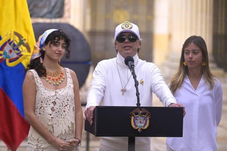 Diario Frontera, Frontera Digital,  Internacionales, ,AME2784. BOGOTÁ (COLOMBIA), 21/06/2026.- El presidente de Colombia Gustavo Petro habla junto a su hijas Sofía (i) y Antonella luego de votar en la segunda vuelta de las elecciones presidenciales este domingo, en Bogotá (Colombia). EFE/ Natalia Pedraza,Petro garantiza transmisión de mando 
y dice que deja una Colombia más democrática