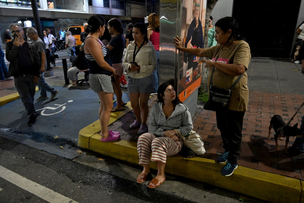 Diario Frontera, Frontera Digital,  Nacionales, ,Varias personas permanecen en las calles tras el terremoto que sacudió Caracas el 24 de junio de 2026. Juan BARRETO / AFP,Embajada de EE UU en Caracas monitorea terremoto 
y pide a sus ciudadanos buscar refugio seguro