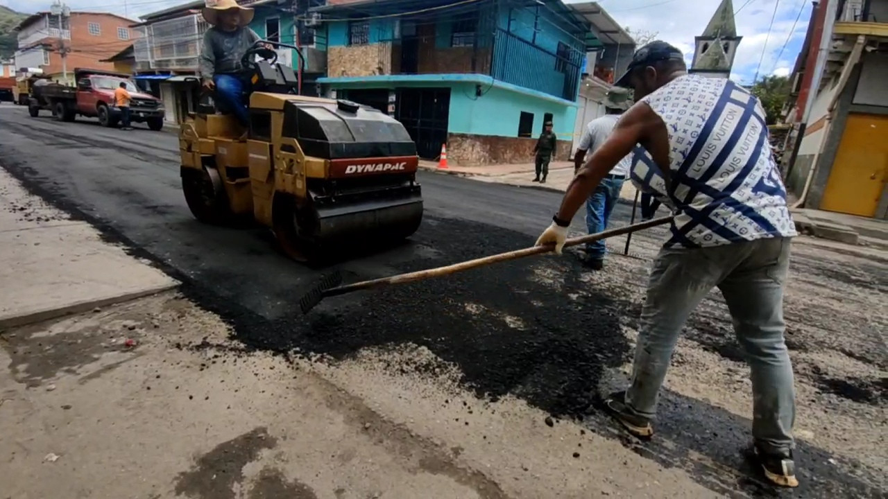 Diario Frontera, Frontera Digital,  El Vigía Panamericana, ,La alcaldesa Yanetzy Urbina enfatizó que el plan no se limita al pavimento, sino que contempla una intervención macro junto al poder comunal y campesino,Plan de asfaltado alcanza las 670 toneladas  en el municipio Obispo Ramos de Lora