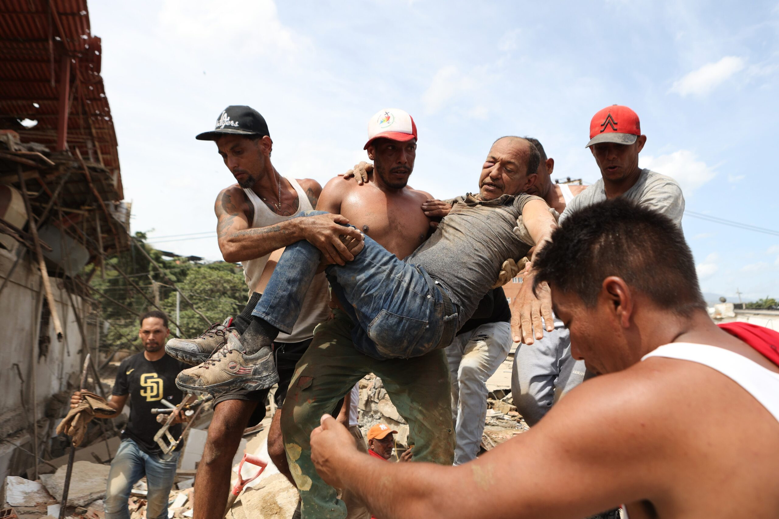 Diario Frontera, Frontera Digital,  Nacionales, ,Denuncian retrasos en llegada de rescatistas a La Guaira: “La gente está muriendo esperando ayuda”