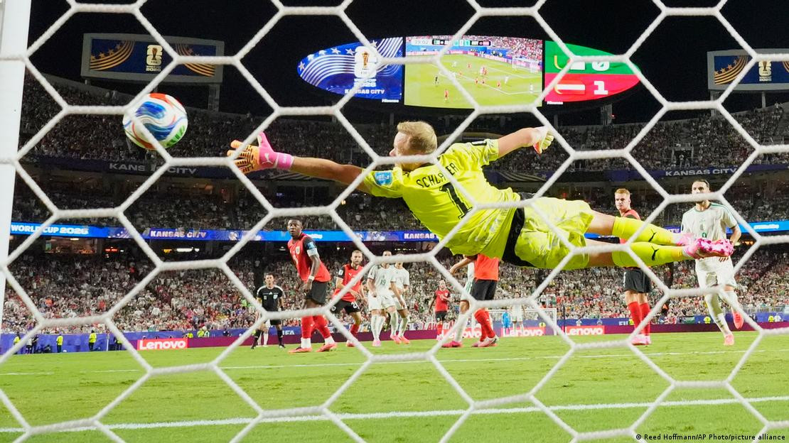 Diario Frontera, Frontera Digital,  Copa Mundial FIFA 2026, ,El portero de Austria, Alexander Schlager (1), se lanza por un remate a puerta durante el partido de fútbol del Grupo J de la Copa Mundial entre Argelia y Austria en Kansas City, (27.06.2026),Argentina vence 3-1 a eliminada Jordania y viaja a 16avos