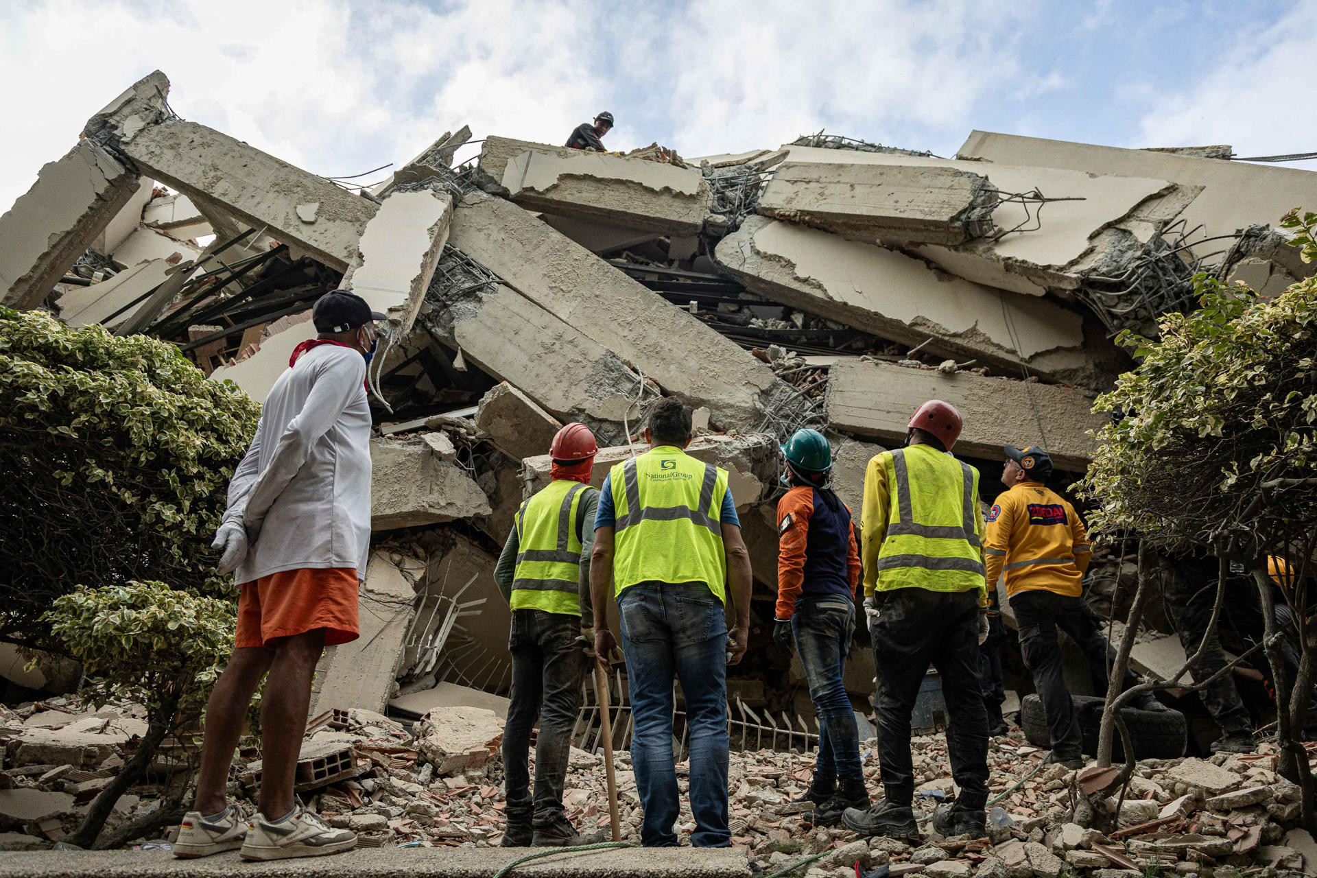 Diario Frontera, Frontera Digital,  Nacionales, ,Rescatistas participando en labores de búsqueda en un edificio afectado por los terremotos en La Guaira | EFE,Gobierno actualizó balance por los terremotos: 
al menos 1.450 fallecidos, 3.150 heridos y 12.721 damnificados
