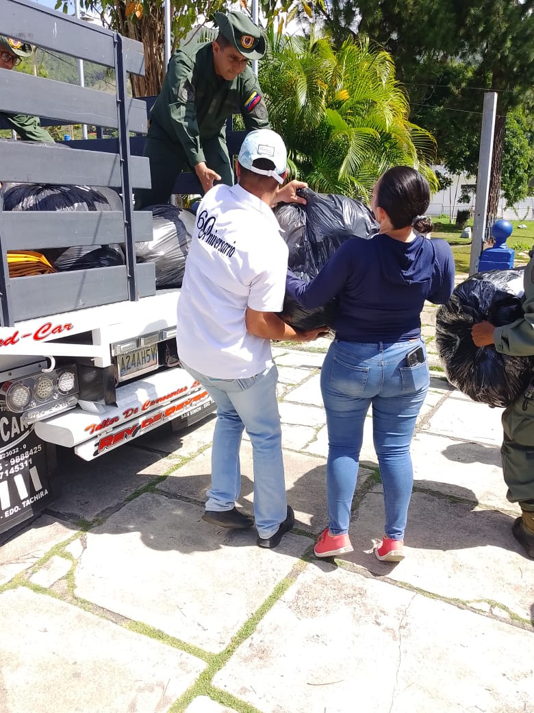Diario Frontera, Frontera Digital,  Mocoties, ,El valioso aporte logístico de la conocida empresa de transporte facilitó la disposición de un camión para el traslado seguro de una importante cantidad de insumos de primera necesidad, agua potable, alimentos no perecederos, ropa en buen estado y artículos de asistencia médica básica,Unión Expresos Tovar traslada primer cargamento 
de ayuda humanitaria a los afectados por terremoto