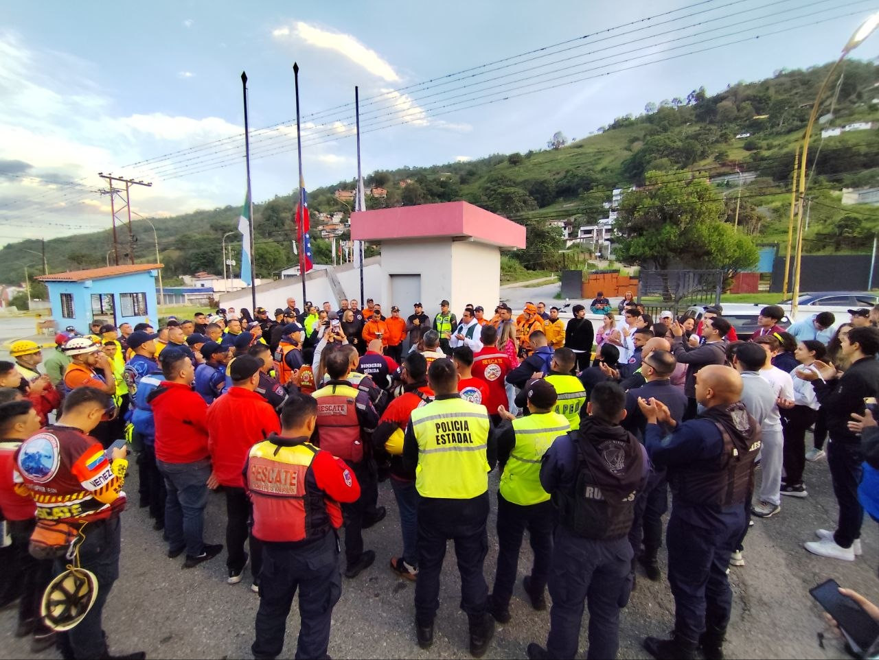 Diario Frontera, Frontera Digital,  Regionales, ,Con este despliegue multidisciplinario, el estado Mérida ratifica su disposición humana y operativa para brindar un aliento de apoyo, garantizando el resguardo de la vida de los ciudadanos en las zonas afectadas,5ta. avanzada: Mérida envía un contingente de 112 funcionarios a La Guaira
