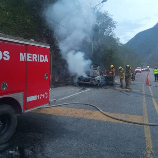 Diario Frontera, Frontera Digital,  Sucesos, ,Bomberos controlaron incendio de vehículo 
en la entrada al túnel Estanques