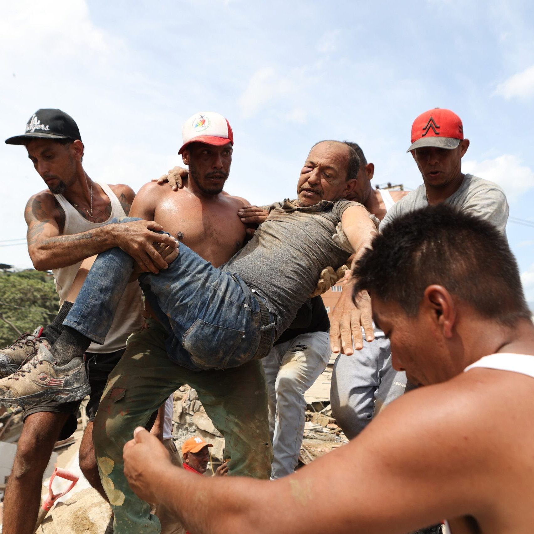 Diario Frontera, Frontera Digital,  Nacionales, ,Denuncian retrasos en llegada de rescatistas a La Guaira: “La gente está muriendo esperando ayuda”