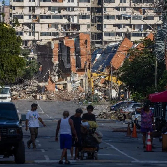 Diario Frontera, Frontera Digital,  Nacionales, ,Sin lista de sobrevivientes ni fallecidos: familiares buscan a migrantes repatriados tras el colapso de un hotel en La Guaira