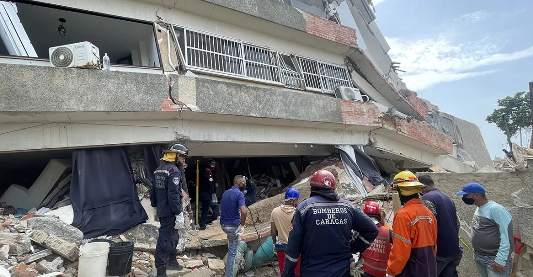 Diario Frontera, Frontera Digital,  Nacionales, ,El modelo utilizado por Anova analiza también por edificaciones: «De un total de 38.798 estructuras habitacionales identificadas en la franja costera, 4.958 (12,8%) presentan algún nivel de daño observable. De ellas, 1.948 estructuras registran daño severo y 706 daño estructural o colapso; es decir, 2.654 estructuras (6,8% del stock total) quedaron gravemente comprometidas o destruidas por el evento».,Más de 37 mil personas habrían perdido sus hogares en La Guaira
