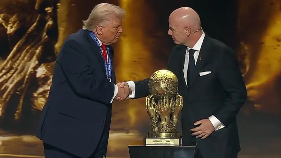 Diario Frontera, Frontera Digital,  Copa Mundial FIFA 2026, ,El atacante había sido expulsado este miércoles en el triunfo de su selección ante Bosnia y Herzegovina, luego de que el VAR sancionara una infracción por pisar con los tapones el tobillo del defensor Tarik Muharemovic,FIFA levantó la sanción a Balogun y podrá jugar ante Bélgica; 
Trump celebró la decisión