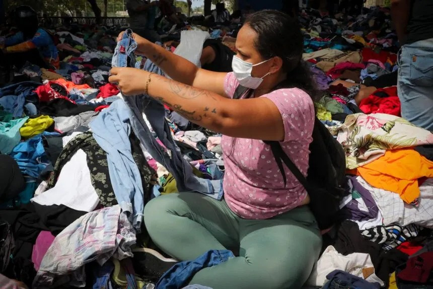 Diario Frontera, Frontera Digital,  Nacionales, ,Una persona selecciona ropa este sábado, en La Guaira | Foto: EFE/ Raúl Martínez,ONU reportó el desplazamiento de afectados por los terremotos hacia otros estados de Venezuela