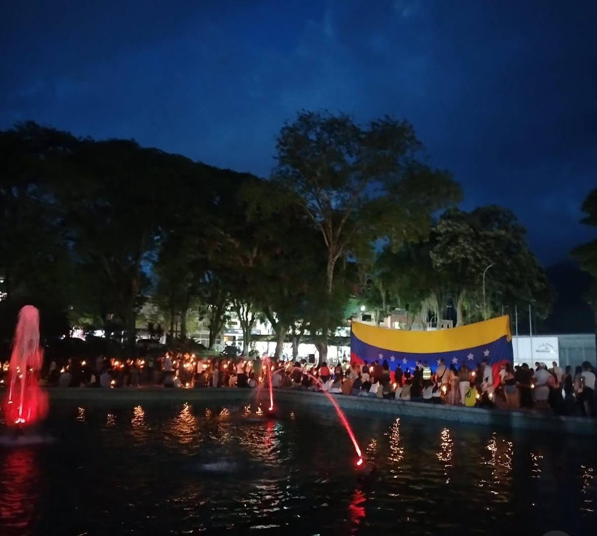 Diario Frontera, Frontera Digital,  Regionales, ,Durante la jornada, Ender Useche, responsable de Asuntos Religiosos de la municipalidad, destacó la importancia de la hermandad en tiempos de prueba, manifestando que estas iniciativas cuentan con el apoyo decidido de la Alcaldía Bolivariana del Municipio Libertador, bajo la visión de fomentar espacios de convivencia y paz,La plaza Las Heroínas se iluminó con una emotiva noche de oración