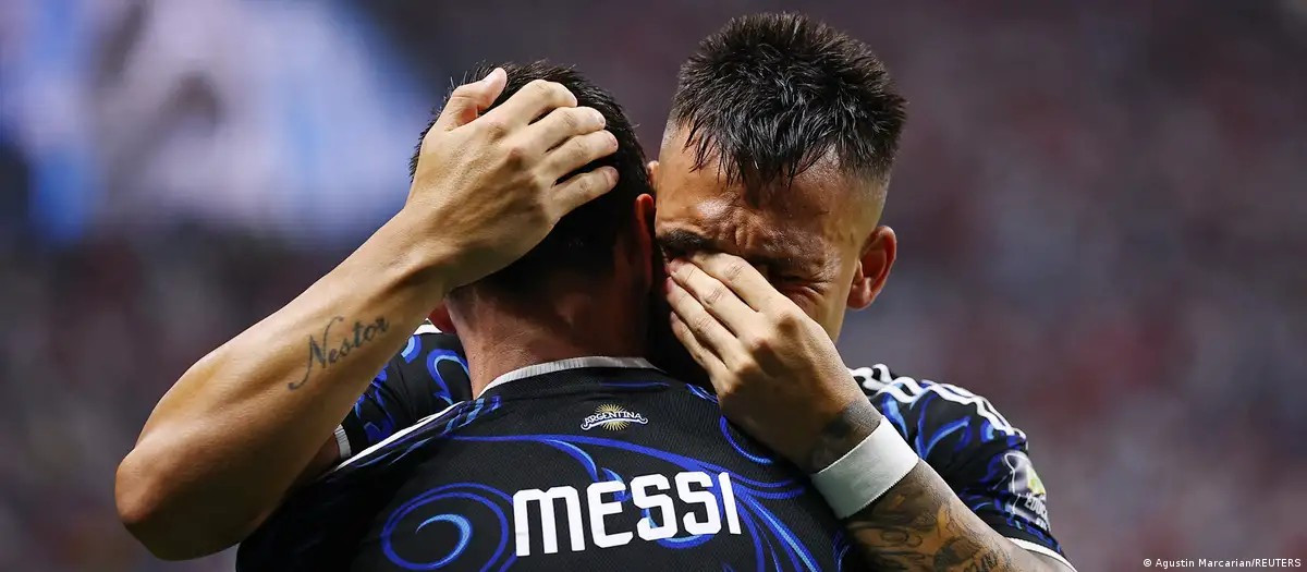 Diario Frontera, Frontera Digital,  Copa Mundial FIFA 2026, ,Lautaro Martínez abraza a Messi tras la victoria en la semifinal ante Inglaterra.Imagen: Agustin Marcarian/REUTERS,Argentina disputa hoy frente a España la final del Mundial